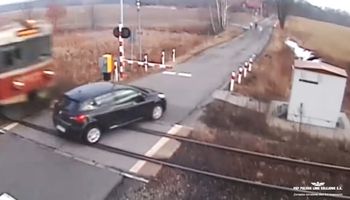 Co robić gdy utkniesz między zamkniętymi szlabanami? Ta wiedza może uratować Ci życie