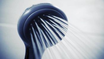 Po powrocie z wakacji, odczekaj 20 minut zanim weźmiesz prysznic. Ostrzega przed tym lekarz