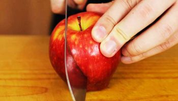 Jak prawidłowo jeść jabłka? Okazuje się, że wielu z nas robi to źle