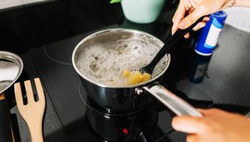 Jakie garnki wybrać na płytę indukcyjną? Szybki przewodnik