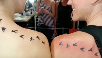 25 uroczych pomysłów na bliźniacze tatuaże. Łączą na całe życie!
