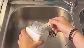 Zamiast kreta, użyj do zlewu w kuchni tego produktu. Udrożni odpływ i brzydki zapach zniknie