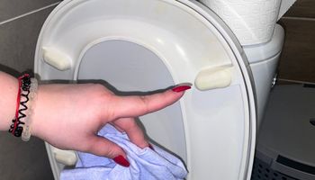 Jak usunąć żółte plamy z deski sedesowej