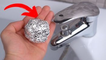 Trzymam w łazience kulkę z folii aluminiowej i używam jej codziennie