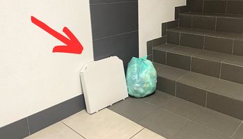 śmieci na klatce schodowej