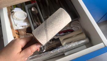 rolka do ubrań na tle otwartej szuflady w kuchni