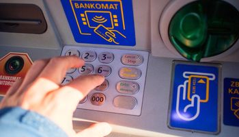 Uważaj na to jak wypłacasz pieniądze z bankomatu. Możesz paść ofiarą nowego oszustwa