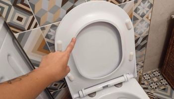 Podbieram środek babci i moczę w nim deskę sedesową. Żółte plamy znikają