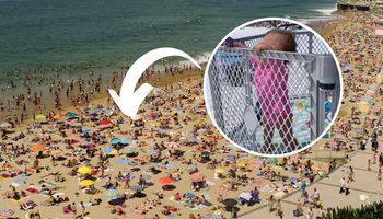 plaża pełna ludzi i dziecko w kojcu