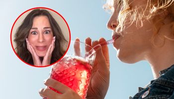 zbliżenie na konietę pijącą przez słomkę i przerażona Linsey Zubritsky