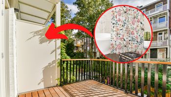 zabudowany balkon i zasłonka prysznicowa w kwiaty