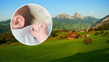 wioska w górach i rączka niemowlęcia