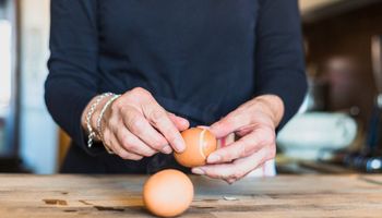 W ten sposób obierzesz jajka na śniadanie w zaledwie 3 sekundy! Najlepszy trik