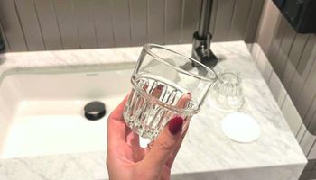 szklanki przy umywalce w hotelu