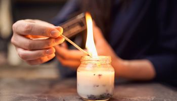 4 triki, dzięki którym wypalisz każdą świecę. Zapomnij o woskowych tunelach