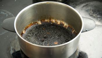 przypalony garnek