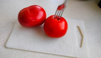 wbij widelec w pomidor