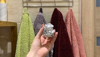 kulka folii aluminiowej na tle ręczników