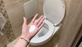 czyszczenie toalety solą