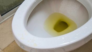 Biorę kosmetyk męża i rozsmarowuję przy sedesie. Domownicy mi za to dziękują