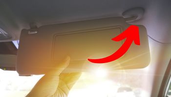 ręka ustawiająca osłonę przeciwsłoneczną