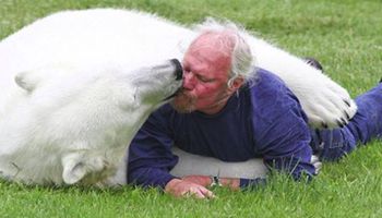 Niedźwiedź polarny widzi mężczyznę, którego zna od małego i natychmiast się na niego rzuca