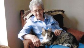 Kot starszej pani umarł w jej ramionach. 4 godziny później kobieta zasypia na zawsze