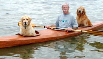 Mężczyzna zbudował specjalny kajak, aby mógł cieszyć się swoim hobby, wraz z dwójką swoich psów