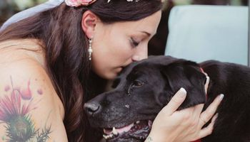 Poruszająca historia umierającego psa, który towarzyszył swojej właścicielce podczas jej ślubu