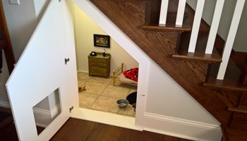 Wykorzystała pomieszczenie pod schodami, którego nie używała i zamieniła je w raj dla psa