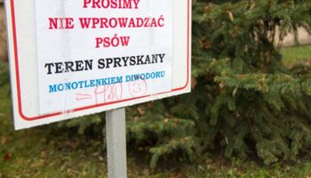 Spółdzielnia umieściła na trawnikach dziwne tabliczki. Właściciele psów byli przerażeni