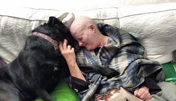 U kobiety i jej psa zdiagnozowano raka. Teraz wspólnie walczą o odzyskanie zdrowia
