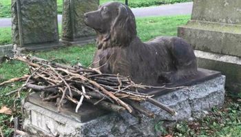 Ten nagrobek ma ponad 100 lat, a do dziś ludzie przynoszą na niego patyki