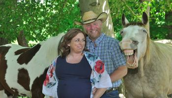 Koń-żartowniś skradł całe show podczas ich sesji ciążowej. Te fotki przejdą do historii