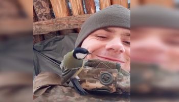 Sikorka wylądowała na ukraińskim żołnierzu. „To symbol nadziei”