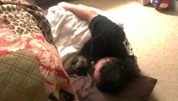 Kobieta brutalnie wyrzuciła psa z łóżka. To, co stało się ze zwierzakiem, sprawia że mamy łzy