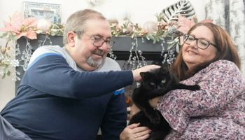 Para z kolosalnymi długami adoptuje czarnego kota – i nagle ich los całkowicie się odwraca