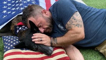 Żołnierz płacze nad psem z K9. Chciał go adoptować, ale nie zdążył