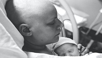 „U mojej jego żony zdiagnozowano raka w 7 miesiącu ciąży. Jej decyzja uratowała nasze dziecko”
