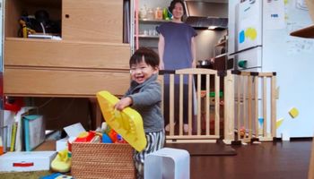 Mama z Japonii znalazła ciekawy sposób, aby synek nie płakał, gdy ona wychodzi