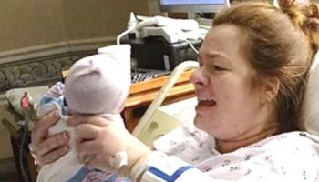 Po badaniach pielęgniarka przyniosła mamie noworodka. Chłopiec miał krew w buzi