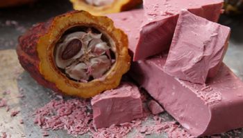 Powstała całkowicie naturalna różowa czekolada! Smak jest równie nietypowy co jej barwa