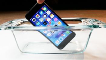 iPhone 7 kontra najsilniejszy kwas. Co się stanie z urządzeniem poddanym takiemu eksperymentowi?