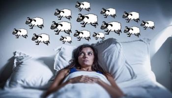 Naukowcy odkryli powód, dla którego nie możemy się wyspać podczas pierwszej nocy w nowym miejscu