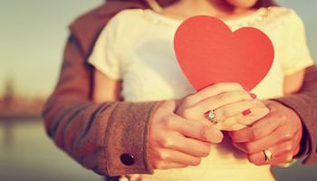 Psychologowie zdradzili osiem rzeczy, które sprawiają, że inni się w nas zakochują