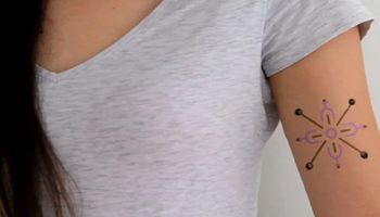 Ten tatuaż pomaga monitorować stan zdrowia. Zmienia kolor w reakcji na zmiany chemiczne we krwi