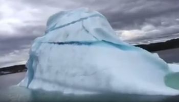 Podczas obserwacji góra lodowa zaczęła się obracać w wodzie. Wszystko uwieczniono na nagraniu