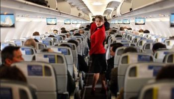 Co się dzieje, gdy pasażer umiera na pokładzie w trakcie podróży samolotem?