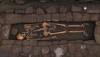 Analiza średniowiecznej mogiły ujawniła, że ciężarna kobieta „urodziła” w grobie po swojej śmierci