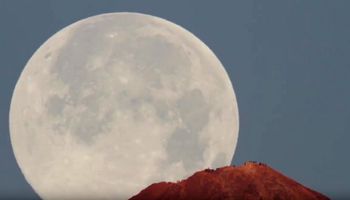 Zachód Księżyca nad wulkanem Teide na Teneryfie jest hipnotyzujący. Trudno oderwać wzrok!